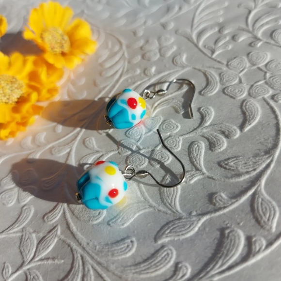 Cute and colorful glass cupcake earrings - Picture 3 of 6